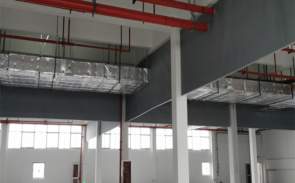 都兰挡烟垂壁定位误差控制在2‰以内