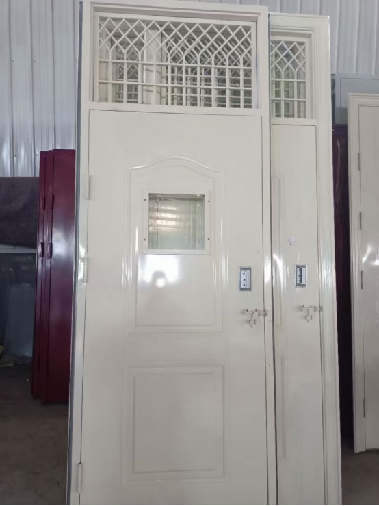 都兰学校教室门