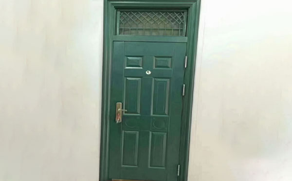 都兰学校教室门