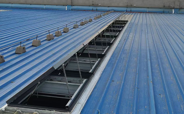 某城市大型商业综合体中庭都兰排烟窗工程