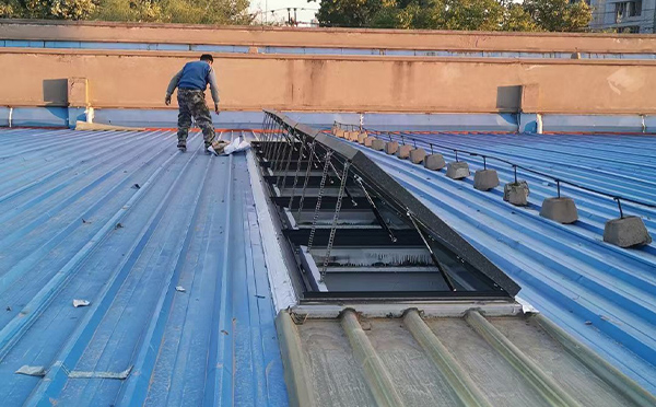 某区域性物流仓储中心都兰排烟窗系统安装项目